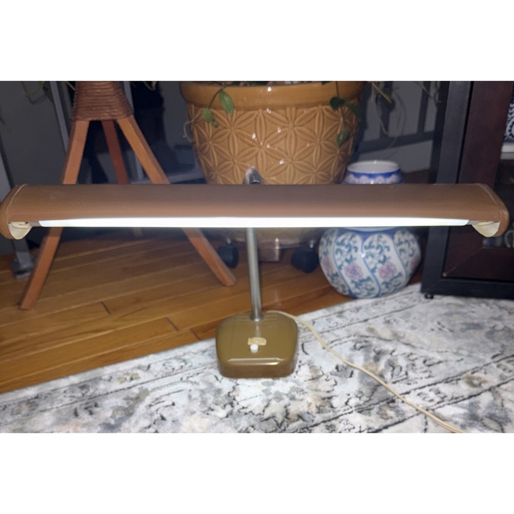 Vintage Underwriters Laboratories Tan Portable Lamp H-2845 Desktop Desk E-58113